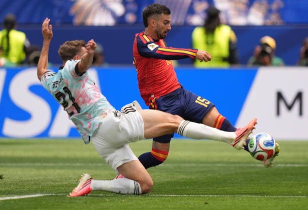FIFA World Cup, WM, Weltmeisterschaft, Fussball 2026 quarterfinals - Spain vs Belgium Alex Baena of Spain (R) and Timothy Castagne of Belgium in action during the FIFA World Cup 2026 quarterfinals match Spain against Belgium, in Los Angeles, USA, 10 July 2026. INGLEWOOD United States  Copyright: xSCOTTxSTRAZZANTEx