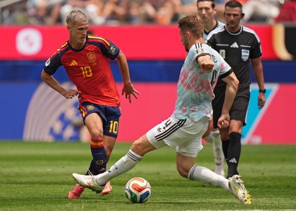 FIFA World Cup, WM, Weltmeisterschaft, Fussball 2026 quarterfinals - Spain vs Belgium Dani Olmo of Spain (L) and Brandon Mechele of Belgium in action during the FIFA World Cup 2026 quarterfinals match Spain against Belgium, in Los Angeles, USA, 10 July 2026. INGLEWOOD United States  Copyright: xSCOTTxSTRAZZANTEx