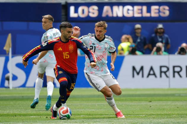 Álex Baena (L) of Spain in action against Timothy Castagne (R) of during the FIFA World Cup, WM, Weltmeisterschaft, Fussball 2026 quarterfinals match Spain against Belgium, in Los Angeles, USA, 10 July 2026. FIFA World Cup 2026 quarterfinals - Spain vs Belgium !ACHTUNG: NUR REDAKTIONELLE NUTZUNG!  Copyright: xLavandeiraxJrx AMDEP8557 0861292548st