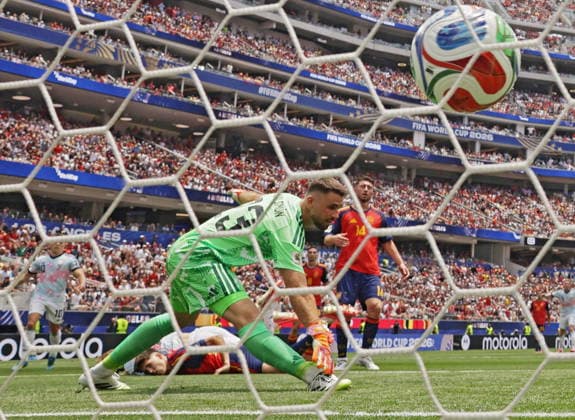 Sport Bilder des Tages FIFA World Cup, WM, Weltmeisterschaft, Fussball 2026 quarterfinals - Spain vs Belgium Spain goalkeeper Unai Simon concedes the 1-1 equalizer goal during the FIFA World Cup 2026 quarterfinals match Spain against Belgium, in Los Angeles, USA, 10 July 2026. INGLEWOOD United States  Copyright: xCHRISxTORRESx
