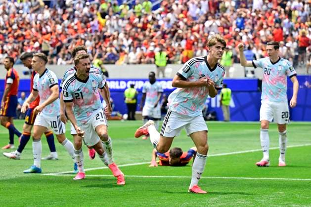 Spain vs Belgium - FIFA World Cup, WM, Weltmeisterschaft, Fussball 2026 LOS ANGELES, UNITED STATES OF AMERICA - JULY 10 : De Ketelaere Charles midfielder of Belgium celebrates scoring a goal with teammates pictured during the FIFA World Cup 2026 round of 8 match between Spain and Belgium at the SoFi stadium on July 10, 2026 in Los Angeles, United States of America, 10 07 2026 Los Angeles United States of America  Copyright: xJanxDexMeuleneirx