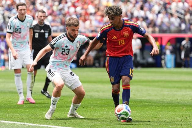 Nicolas Raskin of Belgium and Lamine Yamal of Spain Spain v Belgium, 2026 FIFA World Cup, WM, Weltmeisterschaft, Fussball Quarter-final, Football, Los Angeles Stadium, California, USA - 10 Jul 2026Los Angeles Los Angeles Stadium California (CA) United States of America  Copyright: xIsmaelxAdnan Shutterstockx 16985787bj