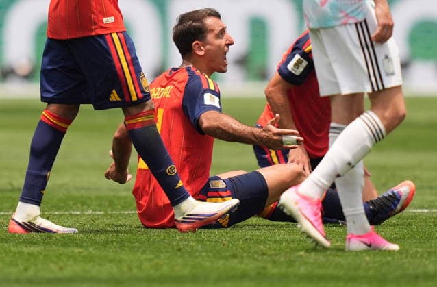 FIFA World Cup, WM, Weltmeisterschaft, Fussball 2026 quarterfinals - Spain vs Belgium Mikel Oyarzabal of Spain complains as he sits on the pitch during the FIFA World Cup 2026 quarterfinals match Spain against Belgium, in Los Angeles, USA, 10 July 2026. INGLEWOOD United States  Copyright: xSCOTTxSTRAZZANTEx