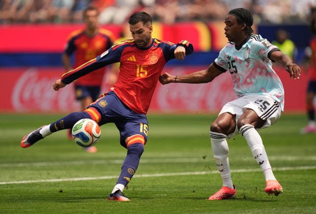 FIFA World Cup, WM, Weltmeisterschaft, Fussball 2026 quarterfinals - Spain vs Belgium epaselect Alex Baena of Spain (L) and Nathan Ngoy of Belgium in action during the FIFA World Cup 2026 quarterfinals match Spain against Belgium, in Los Angeles, USA, 10 July 2026. INGLEWOOD United States  Copyright: xSCOTTxSTRAZZANTEx
