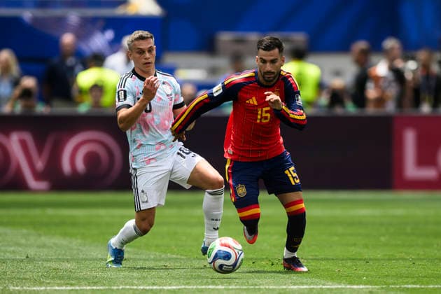 Spain v Belgium - FIFA World Cup, WM, Weltmeisterschaft, Fussball 2026 Leandro Trossard of Belgium competes for the ball with Alex Baena of Spain during the FIFA World Cup 2026 quarter final football match between Spain and Belgium. Inglewood United States Copyright: xNicolòxCampox