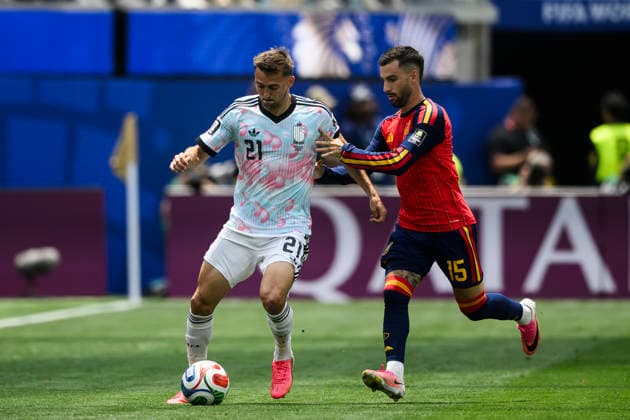 Spain v Belgium - FIFA World Cup, WM, Weltmeisterschaft, Fussball 2026 Timothy Castagne of Belgium competes for the ball with Alex Baena of Spain during the FIFA World Cup 2026 quarter final football match between Spain and Belgium. Inglewood United States Copyright: xNicolòxCampox