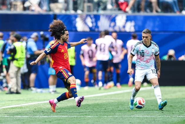 Spain s Marc Cucurella and Belgium s Leandro Trossard pictured in action during a soccer game between Spain and Belgian national team, Nationalteam Red Devils, on Friday 10 July 2026 in Los Angeles, USA, in the 1 4 finals of the FIFA World Cup, WM, Weltmeisterschaft, Fussball 2026. BRUNOxFAHY  x180903327x