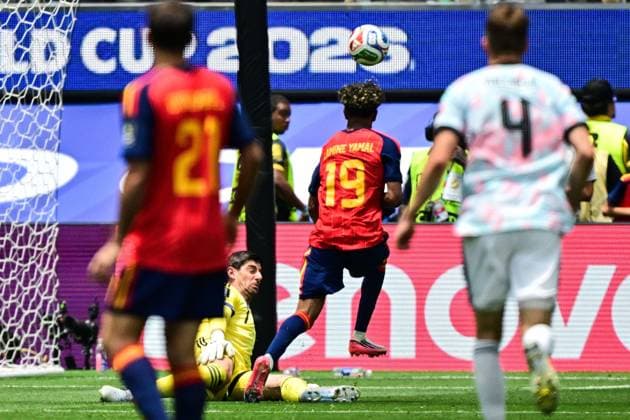 Belgium s goalkeeper Thibaut Courtois saves an attempt of 19 Spain s Lamine Yamal during a soccer game between Spain and Belgian national team, Nationalteam Red Devils, on Friday 10 July 2026 in Los Angeles, USA, in the 1 4 finals of the FIFA World Cup, WM, Weltmeisterschaft, Fussball 2026. DIRKxWAEM  x180903626x