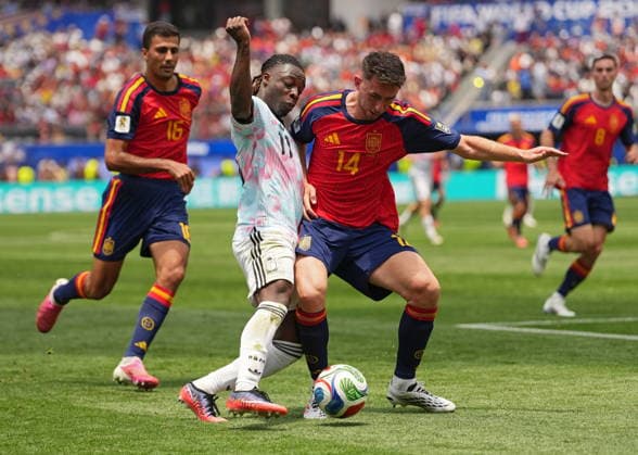 FIFA World Cup, WM, Weltmeisterschaft, Fussball 2026 quarterfinals - Spain vs Belgium Jeremy Doku of Belgium (L) and Aymeric Laporte of Spain in action during the FIFA World Cup 2026 quarterfinals match Spain against Belgium, in Los Angeles, USA, 10 July 2026. INGLEWOOD United States  Copyright: xSCOTTxSTRAZZANTEx