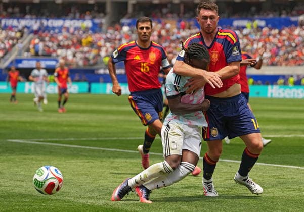 FIFA World Cup, WM, Weltmeisterschaft, Fussball 2026 quarterfinals - Spain vs Belgium Jeremy Doku of Belgium (L) and Aymeric Laporte of Spain in action during the FIFA World Cup 2026 quarterfinals match Spain against Belgium, in Los Angeles, USA, 10 July 2026. INGLEWOOD United States  Copyright: xSCOTTxSTRAZZANTEx