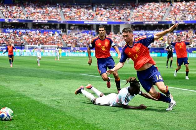 Spain vs Belgium - FIFA World Cup, WM, Weltmeisterschaft, Fussball 2026 LOS ANGELES, UNITED STATES OF AMERICA - JULY 10 : Doku Jeremy forward of Belgium battles for the ball with Laporte Aymeric defender of Spain pictured during the FIFA World Cup 2026 round of 8 match between Spain and Belgium at the SoFi stadium on July 10, 2026 in Los Angeles, United States of America, 10 07 2026 Los Angeles United States of America  Copyright: xJanxDexMeuleneirx