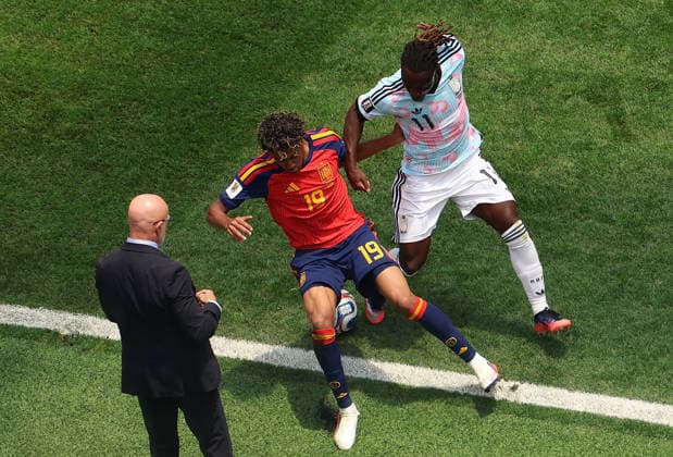 (260711) -- LOS ANGELES, July 11, 2026 -- Lamine Yamal (C) of Spain vies with Jeremy Doku (R) of Belgium during the quarter final match between Spain and Belgium at the 2026 FIFA World Cup, WM, Weltmeisterschaft, Fussball at Los Angeles Stadium in Los Angeles, the United States, July 10, 2026. ) (SP)U.S.-LOS ANGELES-FOOTBALL-FIFA WORLD CUP-QUARTER FINAL-ESP VS BEL MaoxSiqian 