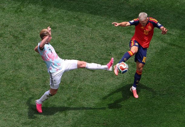 (260711) -- LOS ANGELES, July 11, 2026 -- Kevin De Bruyne (L) of Belgium vies with Dani Olmo of Spain during the quarter final match between Spain and Belgium at the 2026 FIFA World Cup, WM, Weltmeisterschaft, Fussball at Los Angeles Stadium in Los Angeles, the United States, July 10, 2026. ) (SP)U.S.-LOS ANGELES-FOOTBALL-FIFA WORLD CUP-QUARTER FINAL-ESP VS BEL MaoxSiqian 
