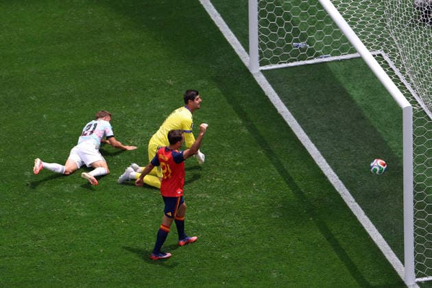 (260711) -- LOS ANGELES, July 11, 2026 -- Thibaut Courtois (R), goalkeeper of Belgium, fails to make a save during the quarter final match between Spain and Belgium at the 2026 FIFA World Cup, WM, Weltmeisterschaft, Fussball at Los Angeles Stadium in Los Angeles, the United States, July 10, 2026. ) (SP)U.S.-LOS ANGELES-FOOTBALL-FIFA WORLD CUP-QUARTER FINAL-ESP VS BEL MaoxSiqian 
