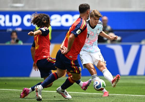 (260711) -- LOS ANGELES, July 11, 2026 -- Charles De Ketelaere (R) of Belgium shoots during the quarter final match between Spain and Belgium at the 2026 FIFA World Cup, WM, Weltmeisterschaft, Fussball at Los Angeles Stadium in Los Angeles, the United States, July 10, 2026. ) (SP)U.S.-LOS ANGELES-FOOTBALL-FIFA WORLD CUP-QUARTER FINAL-ESP VS BEL WuxXiaoling 