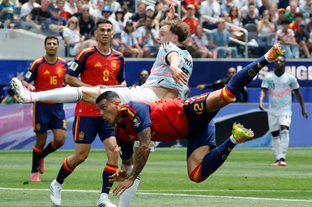 Pedro Porro (C-B) of Spain battles for the ball with Maxim De Cuyper (C) of Belgium in a 2026 FIFA World Cup, WM, Weltmeisterschaft, Fussball quarterfinal match between Spain and Belgium at SoFi Stadium in Los Angeles, USA, 10 July 2026. FIFA World Cup 2026 - quarterfinal - Spain vs. Belgium !ACHTUNG: NUR REDAKTIONELLE NUTZUNG!  Copyright: xLavandeira.xJrx AMDEP8560 20260710-55020862356_1