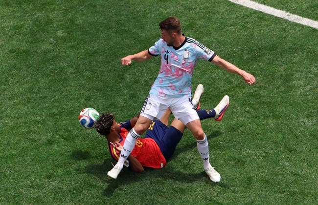 (260711) -- LOS ANGELES, July 11, 2026 -- Lamine Yamal (back) of Spain falls on the ground during the quarter final match between Spain and Belgium at the 2026 FIFA World Cup, WM, Weltmeisterschaft, Fussball at Los Angeles Stadium in Los Angeles, the United States, July 10, 2026. ) (SP)U.S.-LOS ANGELES-FOOTBALL-FIFA WORLD CUP-QUARTER FINAL-ESP VS BEL MaoxSiqian 