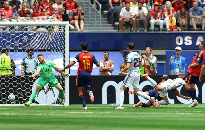 (260711) -- LOS ANGELES, July 11, 2026 -- Charles De Ketelaere (2nd R) of Belgium scores with a header during the quarter final match between Spain and Belgium at the 2026 FIFA World Cup, WM, Weltmeisterschaft, Fussball at Los Angeles Stadium in Los Angeles, the United States, July 10, 2026. ) (SP)U.S.-LOS ANGELES-FOOTBALL-FIFA WORLD CUP-QUARTER FINAL-ESP VS BEL BaixXuefei 