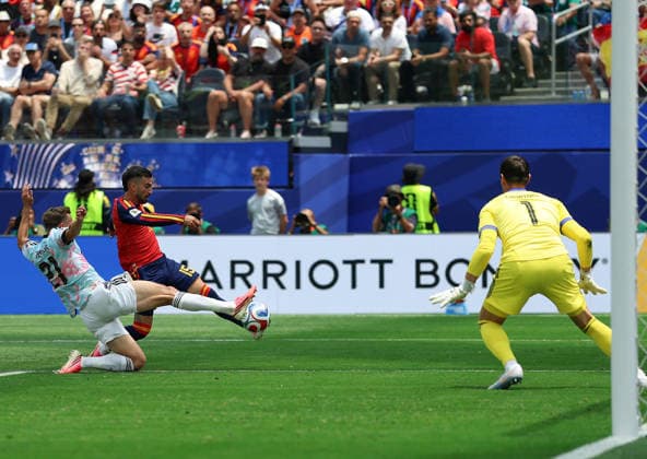(260711) -- LOS ANGELES, July 11, 2026 -- Alex Baena (C) of Spain shoots during the quarter final match between Spain and Belgium at the 2026 FIFA World Cup, WM, Weltmeisterschaft, Fussball at Los Angeles Stadium in Los Angeles, the United States, July 10, 2026. ) (SP)U.S.-LOS ANGELES-FOOTBALL-FIFA WORLD CUP-QUARTER FINAL-ESP VS BEL BaixXuefei 