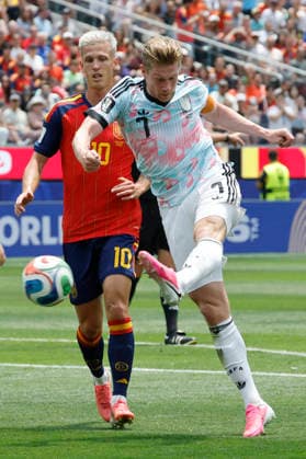 Dani Olmo (L) of Spain battles for the ball with Kevin De Bruyne (R) of Belgium in a 2026 FIFA World Cup, WM, Weltmeisterschaft, Fussball quarterfinal match between Spain and Belgium at SoFi Stadium in Los Angeles, USA, 10 July 2026. FIFA World Cup 2026 - quarterfinal - Spain vs. Belgium !ACHTUNG: NUR REDAKTIONELLE NUTZUNG!  Copyright: xLavandeira.xJrx AMDEP8562 20260710-55020862361_1