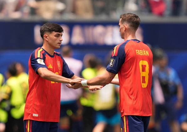 FIFA World Cup, WM, Weltmeisterschaft, Fussball 2026 quarterfinals - Spain vs Belgium Pedri of Spain (L) comes in for Fabian Ruiz of Spain during the FIFA World Cup 2026 quarterfinals match Spain against Belgium, in Los Angeles, USA, 10 July 2026. INGLEWOOD United States  Copyright: xSCOTTxSTRAZZANTEx
