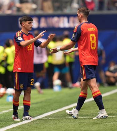 FIFA World Cup, WM, Weltmeisterschaft, Fussball 2026 quarterfinals - Spain vs Belgium Pedri of Spain (L) comes in for Fabian Ruiz of Spain during the FIFA World Cup 2026 quarterfinals match Spain against Belgium, in Los Angeles, USA, 10 July 2026. INGLEWOOD United States  Copyright: xSCOTTxSTRAZZANTEx