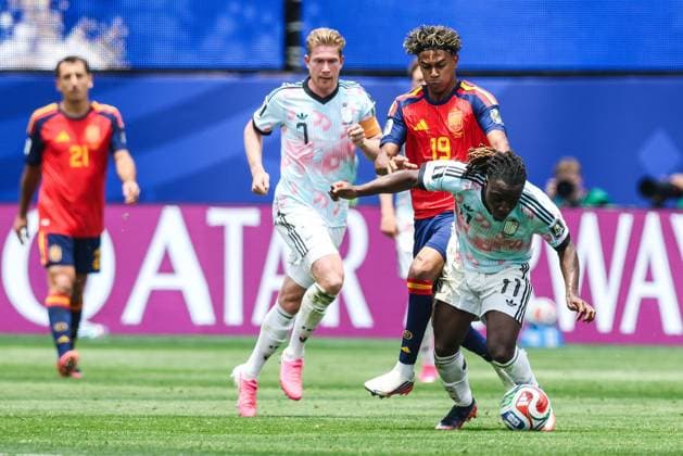 Spain s Lamine Yamal and Belgium s Jeremy Doku pictured in action during a soccer game between Spain and Belgian national team, Nationalteam Red Devils, on Friday 10 July 2026 in Los Angeles, USA, in the 1 4 finals of the FIFA World Cup, WM, Weltmeisterschaft, Fussball 2026. BRUNOxFAHY  x180904260x