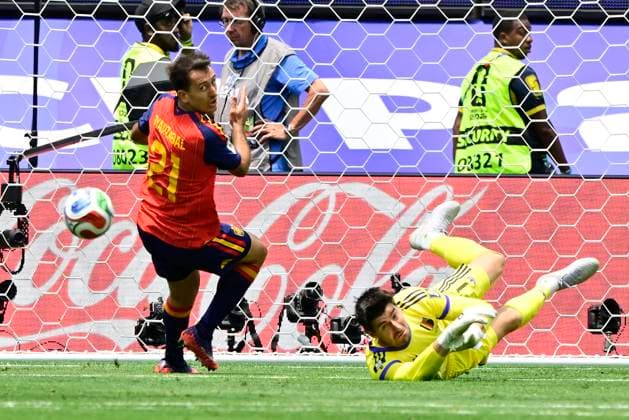Spain vs Belgium - FIFA World Cup, WM, Weltmeisterschaft, Fussball 2026 LOS ANGELES, UNITED STATES OF AMERICA - JULY 10 : Courtois Thibaut goalkeeper of Belgium battles for the ball with Oyarzabal Mikel forward of Spain pictured during the FIFA World Cup 2026 round of 8 match between Spain and Belgium at the SoFi stadium on July 10, 2026 in Los Angeles, United States of America, 10 07 2026 Los Angeles United States of America  Copyright: xJanxDexMeuleneirx