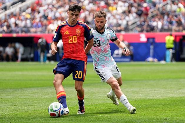 Pedri of Spain and Nicolas Raskin of Belgium Spain v Belgium, 2026 FIFA World Cup, WM, Weltmeisterschaft, Fussball Quarter-final, Football, Los Angeles Stadium, California, USA - 10 Jul 2026Los Angeles Los Angeles Stadium California (CA) United States of America  Copyright: xIsmaelxAdnan Shutterstockx 16985787bm