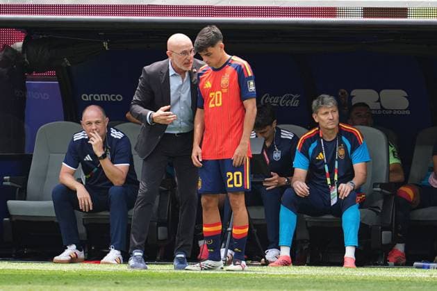 Spain manager Luis de la Fuente talks to Pedri as he comes on as a substitute Spain v Belgium, 2026 FIFA World Cup, WM, Weltmeisterschaft, Fussball Quarter-final, Football, Los Angeles Stadium, California, USA - 10 Jul 2026Los Angeles Los Angeles Stadium California (CA) United States of America  Copyright: xIsmaelxAdnan Shutterstockx 16985787bo
