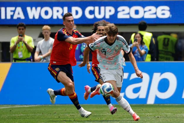 Fabian Ruiz (L) of Spain battles for the ball with Charles De Ketelaere (R) of Belgium in a 2026 FIFA World Cup, WM, Weltmeisterschaft, Fussball quarterfinal match between Spain and Belgium at SoFi Stadium in Los Angeles, USA, 10 July 2026. FIFA World Cup 2026 - quarterfinal - Spain vs. Belgium !ACHTUNG: NUR REDAKTIONELLE NUTZUNG!  Copyright: xLavandeira.xJrx AMDEP8589 20260710-55020862415_1