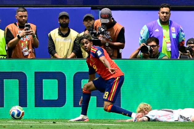 Spain vs Belgium - FIFA World Cup, WM, Weltmeisterschaft, Fussball 2026 LOS ANGELES, UNITED STATES OF AMERICA - JULY 10 : Tielemans Youri midfielder of Belgium and Yamal Lamine forward of Spain pictured during the FIFA World Cup 2026 round of 8 match between Spain and Belgium at the SoFi stadium on July 10, 2026 in Los Angeles, United States of America, 10 07 2026 Los Angeles United States of America  Copyright: xJanxDexMeuleneirx