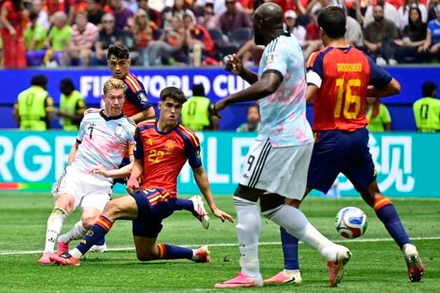 Spain vs Belgium - FIFA World Cup, WM, Weltmeisterschaft, Fussball 2026 LOS ANGELES, UNITED STATES OF AMERICA - JULY 10 : De Bruyne Kevin forward of Belgium battles for the ball with Cubarsi Pau defender of Spain pictured during the FIFA World Cup 2026 round of 8 match between Spain and Belgium at the SoFi stadium on July 10, 2026 in Los Angeles, United States of America, 10 07 2026 Los Angeles United States of America  Copyright: xJanxDexMeuleneirx