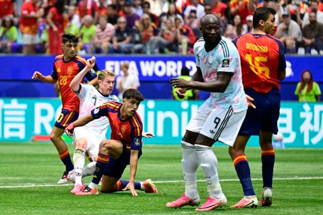 Spain vs Belgium - FIFA World Cup, WM, Weltmeisterschaft, Fussball 2026 LOS ANGELES, UNITED STATES OF AMERICA - JULY 10 : De Bruyne Kevin forward of Belgium battles for the ball with Cubarsi Pau defender of Spain pictured during the FIFA World Cup 2026 round of 8 match between Spain and Belgium at the SoFi stadium on July 10, 2026 in Los Angeles, United States of America, 10 07 2026 Los Angeles United States of America  Copyright: xJanxDexMeuleneirx