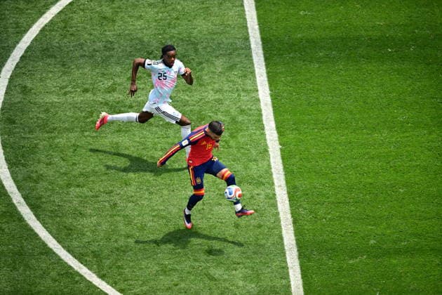 Spain v Belgium - FIFA World Cup, WM, Weltmeisterschaft, Fussball 2026 - Quarter Final INGLEWOOD, CALIFORNIA - JULY 10: Alex Baena (15) Spain in action against Nathan Ngoy (25) of Belgium during the 2026 FIFA World Cup Quarter Final match between Spain and Belgium at the Los Angeles Stadium (SoFi Stadium) in Inglewood, California, United States on July 10, 2026. Abdulhamid Hosbas Anadolu California United States. Editorial use only. Please get in touch for any other usage.  Copyright: x2026xAnadoluxAbdulhamidxHosbasx
