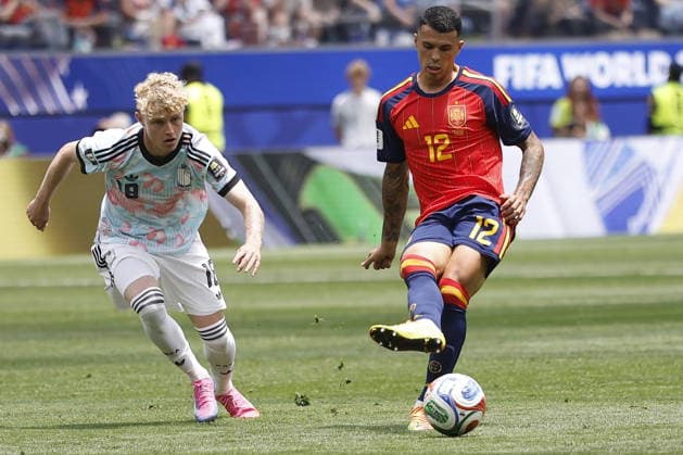 FIFA World Cup, WM, Weltmeisterschaft, Fussball 2026 quarterfinals - Spain vs Belgium Pedro Porro (R) of Spain and Joaquin Seys of Belgium in action during the FIFA World Cup 2026 quarterfinals match Spain against Belgium, in Los Angeles, USA, 10 July 2026. INGLEWOOD United States  Copyright: xCHRISTOPHERxTORRESx