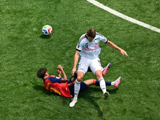 Spain v Belgium - FIFA World Cup, WM, Weltmeisterschaft, Fussball 2026 - Quarter Final INGLEWOOD, CALIFORNIA - JULY 10: Lamine Yamal (L) of Spain in action against Brandon Mechele (4) of Belgium during the 2026 FIFA World Cup Quarter Final match between Spain and Belgium at the Los Angeles Stadium (SoFi Stadium) in Inglewood, California, United States on July 10, 2026. Abdulhamid Hosbas Anadolu California United States. Editorial use only. Please get in touch for any other usage.  Copyright: x2026xAnadoluxAbdulhamidxHosbasx