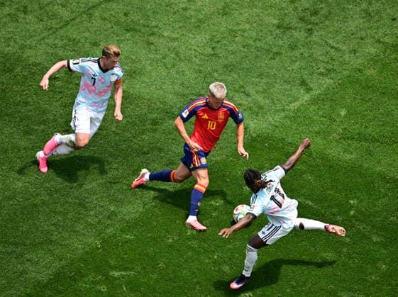 Spain v Belgium - FIFA World Cup, WM, Weltmeisterschaft, Fussball 2026 - Quarter Final INGLEWOOD, CALIFORNIA - JULY 10: Dani Olmo (10) of Spain in action against Kevin De Bruyne (7) and Jeremy Doku (11) of Belgium during the 2026 FIFA World Cup Quarter Final match between Spain and Belgium at the Los Angeles Stadium (SoFi Stadium) in Inglewood, California, United States on July 10, 2026. Abdulhamid Hosbas Anadolu California United States. Editorial use only. Please get in touch for any other usage.  Copyright: x2026xAnadoluxAbdulhamidxHosbasx