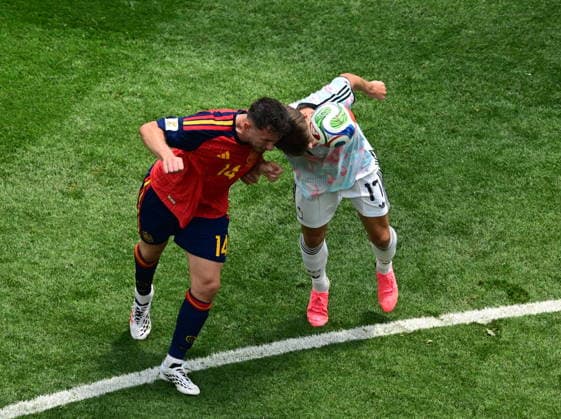 Spain v Belgium - FIFA World Cup, WM, Weltmeisterschaft, Fussball 2026 - Quarter Final INGLEWOOD, CALIFORNIA - JULY 10: Charles De Ketelaere (17) of Belgium in action against Aymeric Laporte (14) during the 2026 FIFA World Cup Quarter Final match between Spain and Belgium at the Los Angeles Stadium (SoFi Stadium) in Inglewood, California, United States on July 10, 2026. Abdulhamid Hosbas Anadolu California United States. Editorial use only. Please get in touch for any other usage.  Copyright: x2026xAnadoluxAbdulhamidxHosbasx