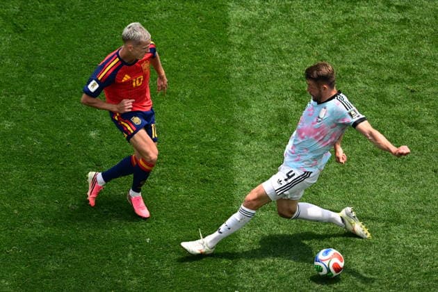 Spain v Belgium - FIFA World Cup, WM, Weltmeisterschaft, Fussball 2026 - Quarter Final INGLEWOOD, CALIFORNIA - JULY 10: Brandon Mechele (4) of Belgium in action against Dani Olmo (10) during the 2026 FIFA World Cup Quarter Final match between Spain and Belgium at the Los Angeles Stadium (SoFi Stadium) in Inglewood, California, United States on July 10, 2026. Abdulhamid Hosbas Anadolu California United States. Editorial use only. Please get in touch for any other usage.  Copyright: x2026xAnadoluxAbdulhamidxHosbasx