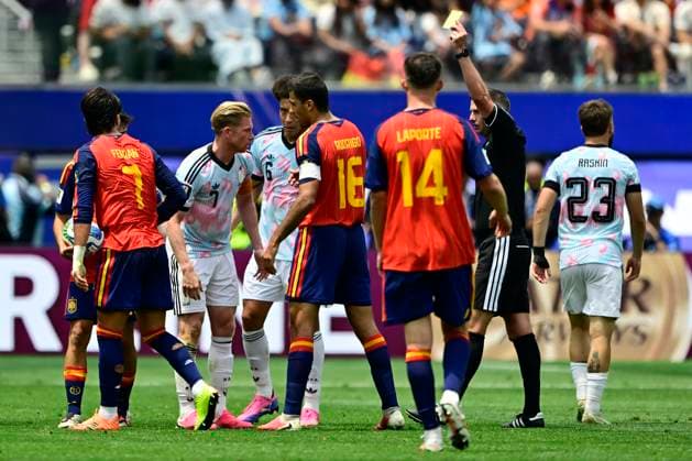 Spain vs Belgium - FIFA World Cup, WM, Weltmeisterschaft, Fussball 2026 LOS ANGELES, UNITED STATES OF AMERICA - JULY 10 : De Bruyne Kevin forward of Belgium receives a yellow card from referee Oliver Michael (ENG) pictured during the FIFA World Cup 2026 round of 8 match between Spain and Belgium at the SoFi stadium on July 10, 2026 in Los Angeles, United States of America, 10 07 2026 Los Angeles United States of America  Copyright: xJanxDexMeuleneirx