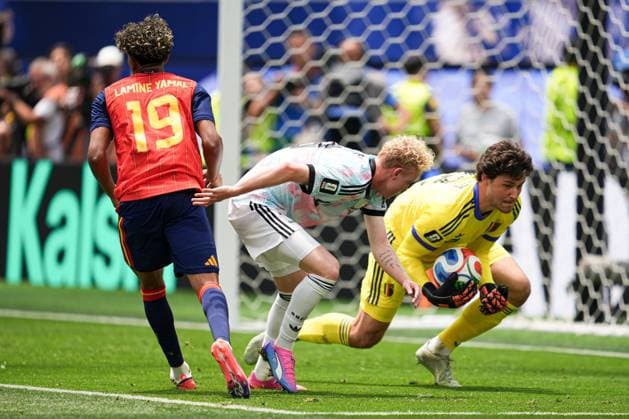 Senne Lammens of Belgium saves from Lamine Yamal of Spain Spain v Belgium, 2026 FIFA World Cup, WM, Weltmeisterschaft, Fussball Quarter-final, Football, Los Angeles Stadium, California, USA - 10 Jul 2026Los Angeles Los Angeles Stadium California (CA) United States of America  Copyright: xIsmaelxAdnan Shutterstockx 16985787cj