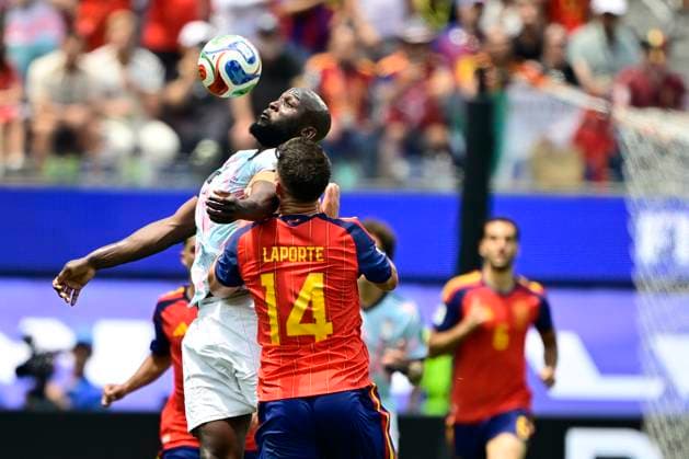 Spain vs Belgium - FIFA World Cup, WM, Weltmeisterschaft, Fussball 2026 LOS ANGELES, UNITED STATES OF AMERICA - JULY 10 : Lukaku Romelu forward of Belgium battles for the ball with Laporte Aymeric defender of Spain pictured during the FIFA World Cup 2026 round of 8 match between Spain and Belgium at the SoFi stadium on July 10, 2026 in Los Angeles, United States of America, 10 07 2026 Los Angeles United States of America  Copyright: xJanxDexMeuleneirx