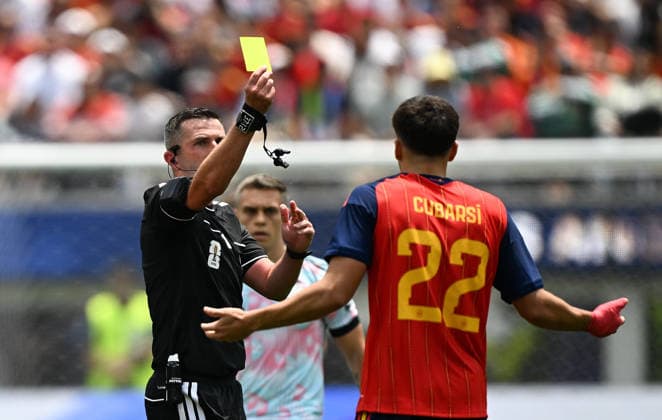 (260711) -- LOS ANGELES, July 11, 2026 -- Referee Michael Oliver (L) shows a yellow card to Pau Cubarsi of Spain during the quarter final match between Spain and Belgium at the 2026 FIFA World Cup, WM, Weltmeisterschaft, Fussball at Los Angeles Stadium in Los Angeles, the United States, July 10, 2026. ) (SP)U.S.-LOS ANGELES-FOOTBALL-FIFA WORLD CUP-QUARTER FINAL-ESP VS BEL WuxXiaoling 