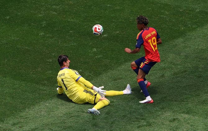 (260711) -- LOS ANGELES, July 11, 2026 -- Thibaut Courtois (L), goalkeeper of Belgium makes a save during the quarter final match between Spain and Belgium at the 2026 FIFA World Cup, WM, Weltmeisterschaft, Fussball at Los Angeles Stadium in Los Angeles, the United States, July 10, 2026. ) (SP)U.S.-LOS ANGELES-FOOTBALL-FIFA WORLD CUP-QUARTER FINAL-ESP VS BEL MaoxSiqian 