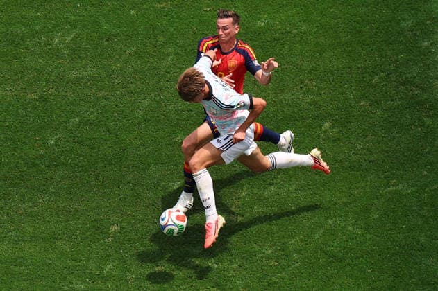 (260711) -- LOS ANGELES, July 11, 2026 -- Charles De Ketelaere (front) of Belgium vies with Fabian Ruiz of Spain during the quarter final match between Spain and Belgium at the 2026 FIFA World Cup, WM, Weltmeisterschaft, Fussball at Los Angeles Stadium in Los Angeles, the United States, July 10, 2026. ) (SP)U.S.-LOS ANGELES-FOOTBALL-FIFA WORLD CUP-QUARTER FINAL-ESP VS BEL MaoxSiqian 