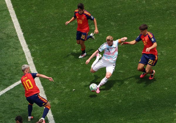(260711) -- LOS ANGELES, July 11, 2026 -- Kevin De Bruyne (C) of Belgium competes during the quarter final match between Spain and Belgium at the 2026 FIFA World Cup, WM, Weltmeisterschaft, Fussball at Los Angeles Stadium in Los Angeles, the United States, July 10, 2026. ) (SP)U.S.-LOS ANGELES-FOOTBALL-FIFA WORLD CUP-QUARTER FINAL-ESP VS BEL MaoxSiqian 