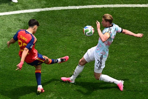 Spain v Belgium - FIFA World Cup, WM, Weltmeisterschaft, Fussball 2026 - Quarter Final INGLEWOOD, CALIFORNIA, UNITED STATES - JULY 10: Kevin De Bruyne (R) of Belgium in action against Pau Cubarsi (L) of Spain during the 2026 FIFA World Cup quarterfinal match between Spain and Belgium at Los Angeles Stadium (SoFi Stadium) in Inglewood, California, United States, on July 10, 2026. Abdulhamid Hosbas Anadolu Inglewood United States. Editorial use only. Please get in touch for any other usage.  Copyright: x2026xAnadoluxAbdulhamidxHosbasx