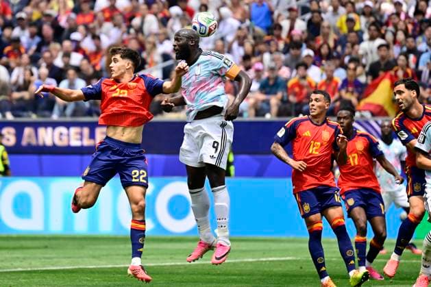 Spain vs Belgium - FIFA World Cup, WM, Weltmeisterschaft, Fussball 2026 LOS ANGELES, UNITED STATES OF AMERICA - JULY 10 : Saelemaekers Alexis midfielder of Belgium battles for the ball with Cubarsi Pau defender of Spain pictured during the FIFA World Cup 2026 round of 8 match between Spain and Belgium at the SoFi stadium on July 10, 2026 in Los Angeles, United States of America, 10 07 2026 Los Angeles United States of America  Copyright: xJanxDexMeuleneirx