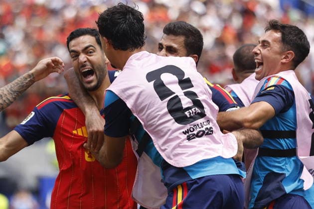 FIFA World Cup, WM, Weltmeisterschaft, Fussball 2026 quarterfinals - Spain vs Belgium Mikel Merino (L) of Spain celebrates with teammates after scoring the 2-1 goal during the FIFA World Cup 2026 quarterfinals match Spain against Belgium, in Los Angeles, USA, 10 July 2026. INGLEWOOD United States  Copyright: xCHRISTOPHERxTORRESx